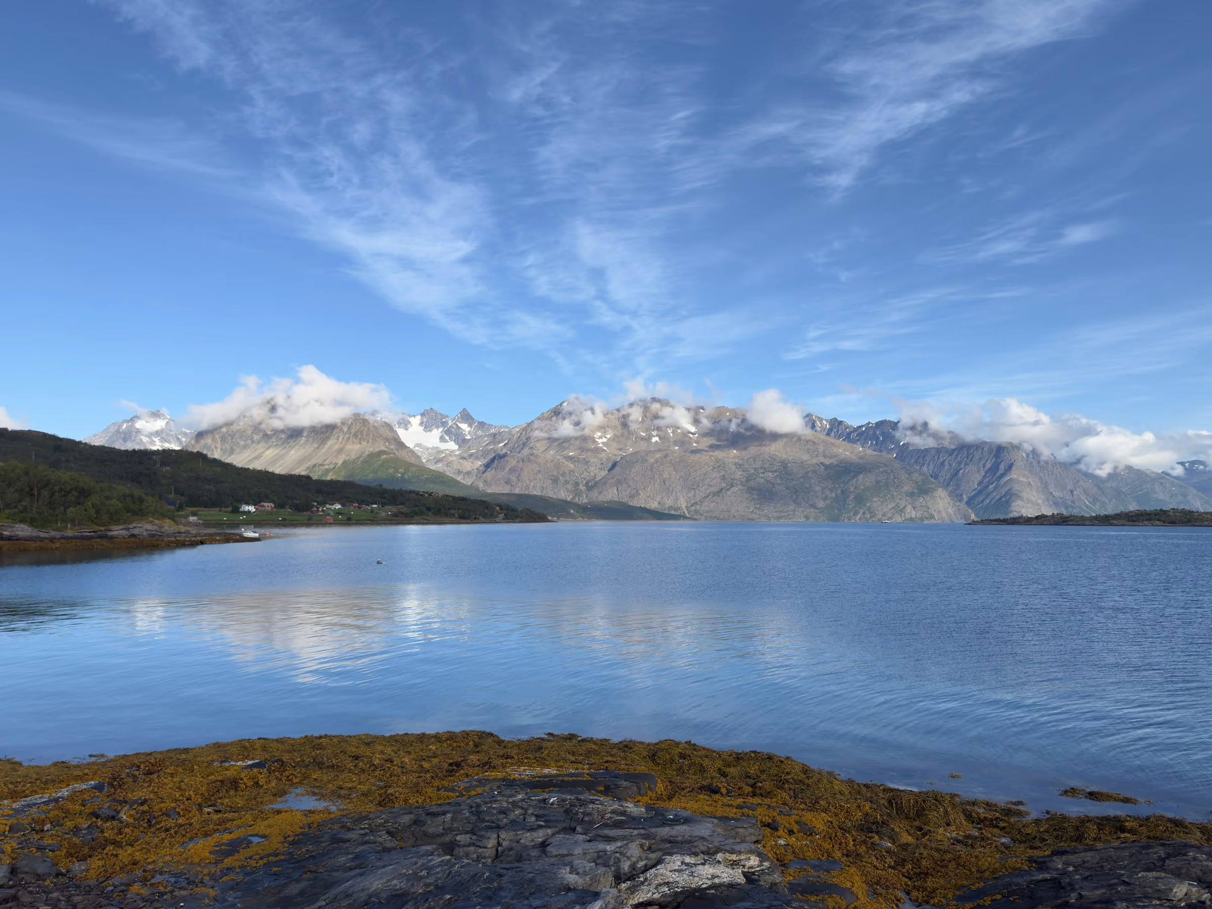 Die Lyngenalpen über dem stillen Fjord